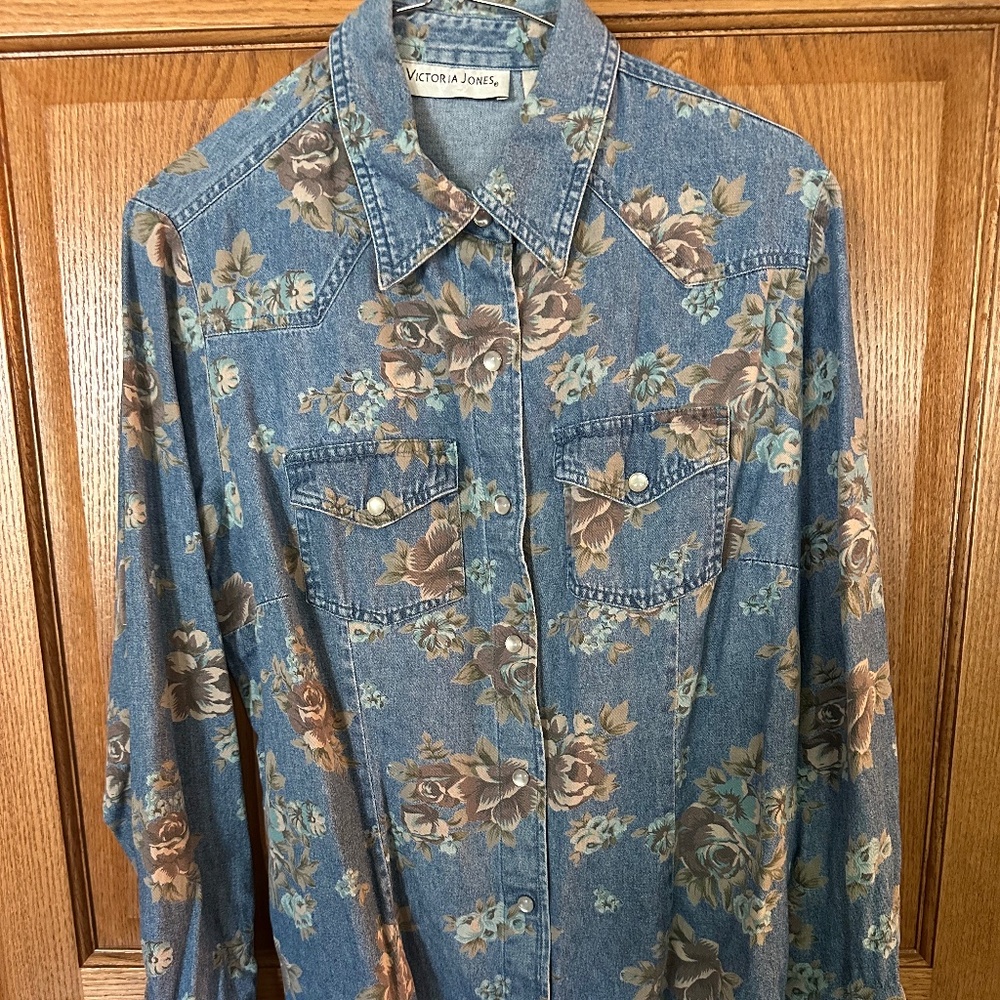 Victoria Jones Jean Shirt with brown flowers, snap front.  Size M